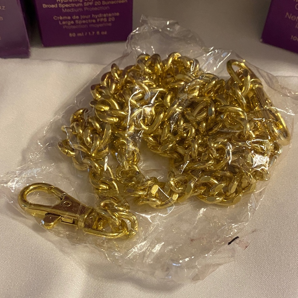 Younique Royalty Skincare Set with Black Bag and Gold Chain - Picture 2 of 12